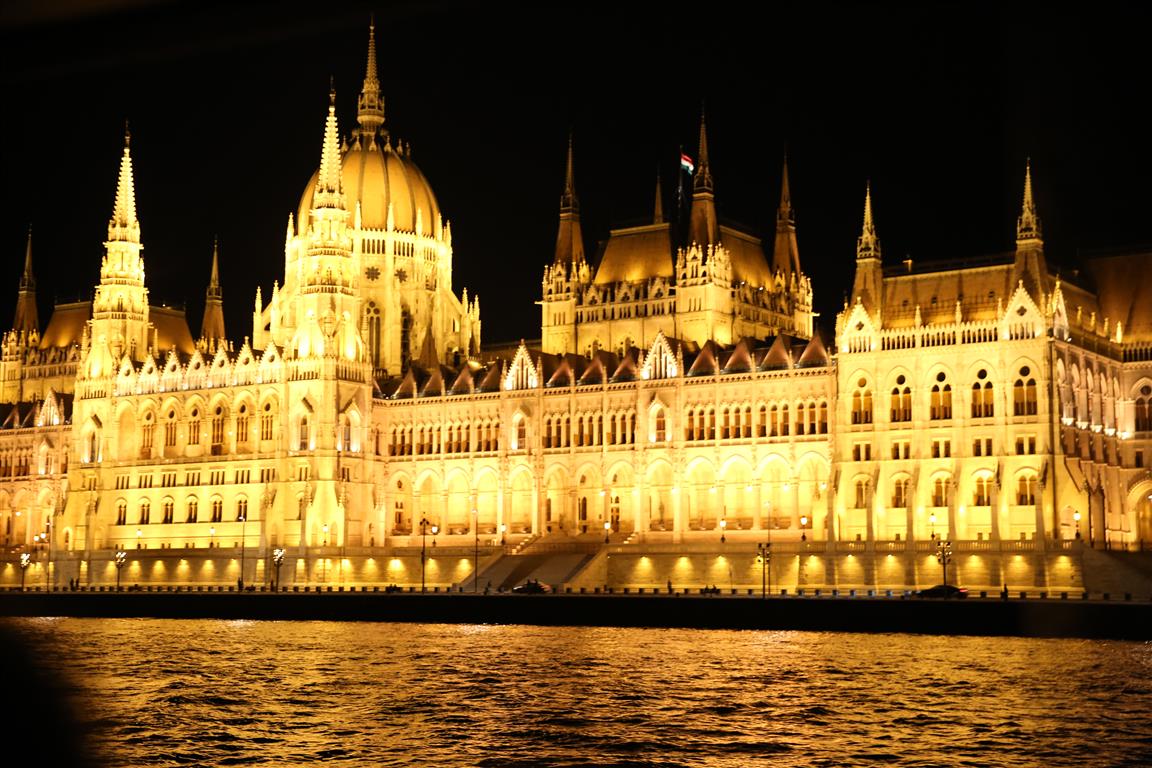 Budapest Parlamentsgebäude  IMGL9959 (Mittel)